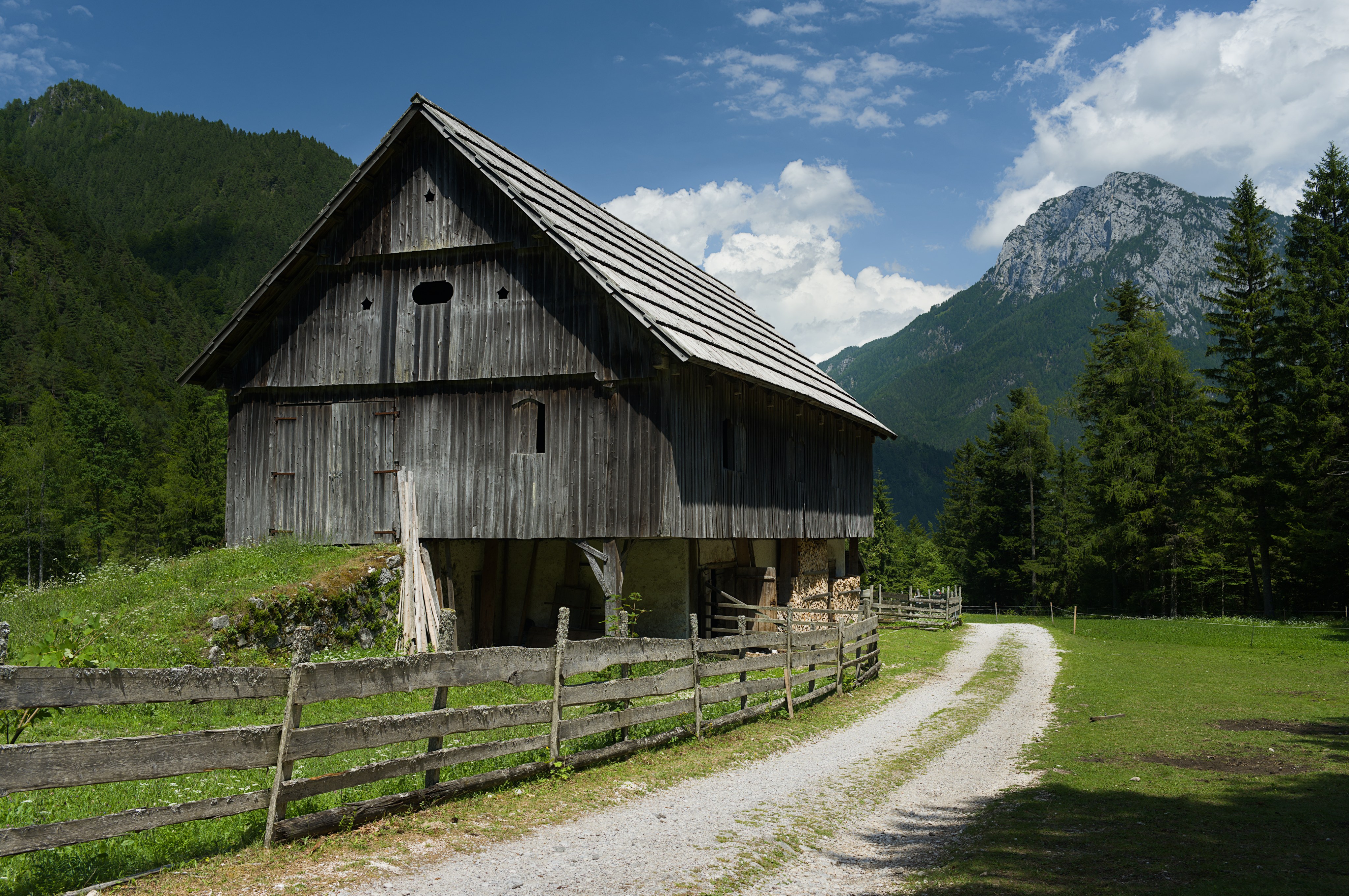 Robanov_travnik_s_hlevom