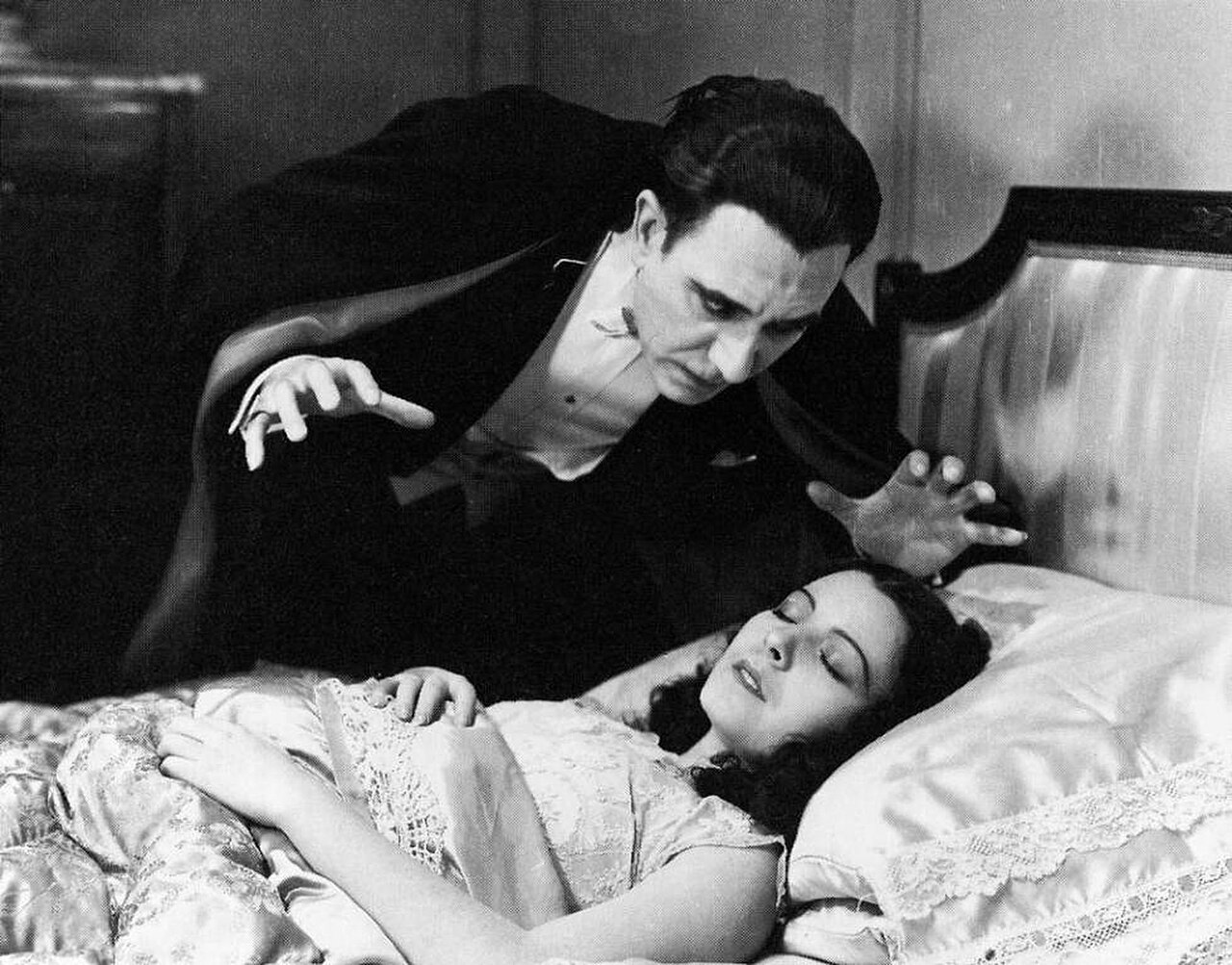 1280px Lupita_Tovar_and_Carlos_Villarías_in_Dracula_(1931_spanish_film) (1)