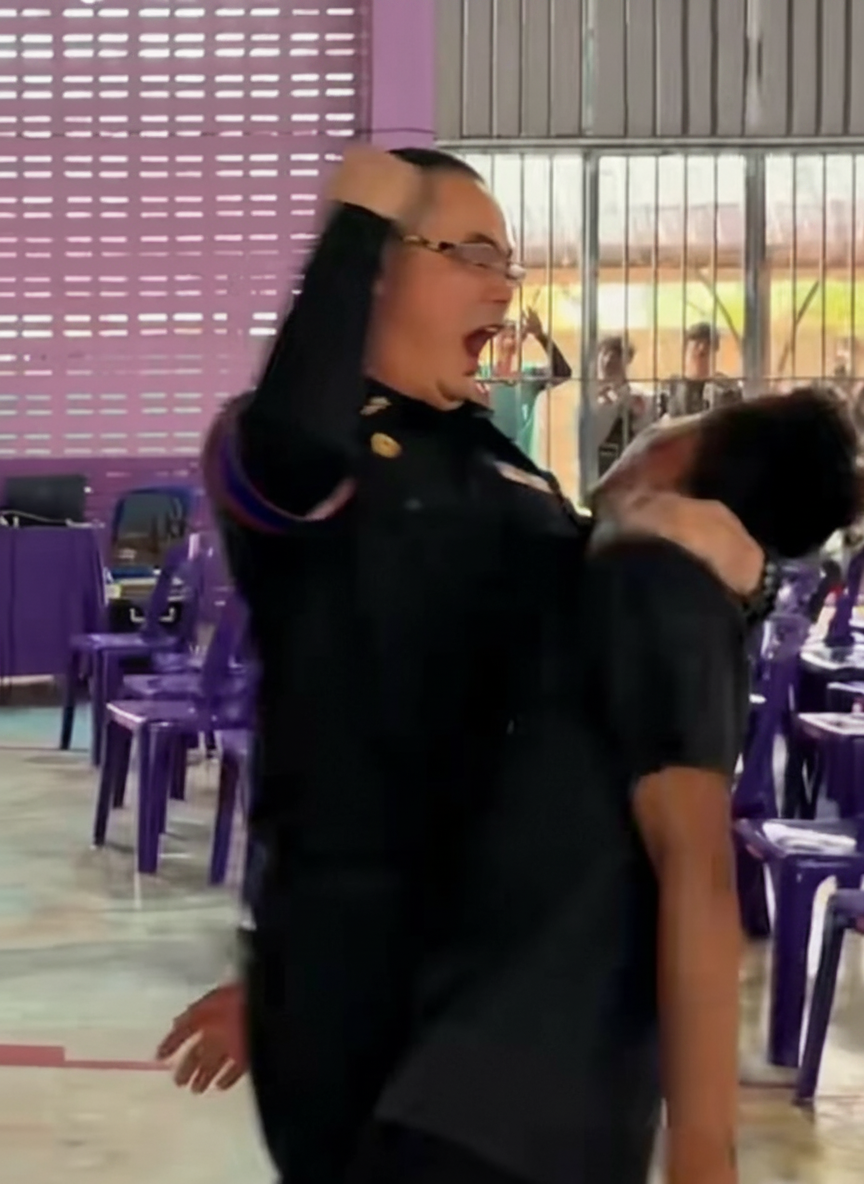 Nasmejali se boste: en listič odloči vse! Tako na Tajskem izžrebajo, kdo gre v vojsko