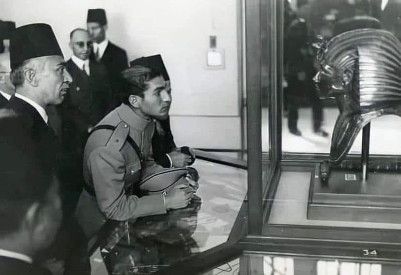 Shah gleda Tutankamonovo masko - Foto: Wikimedia / Javna domena