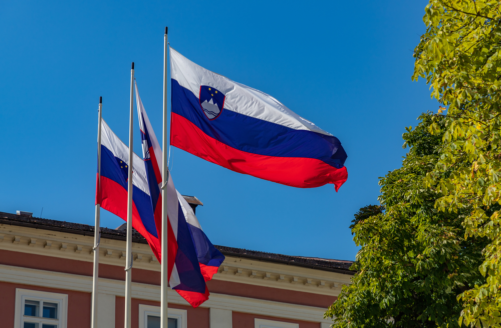 Slovenska zastava in grb - Foto: Shutterstock