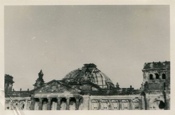 Zoglenela kupola Reichstaga po požaru leta 1933