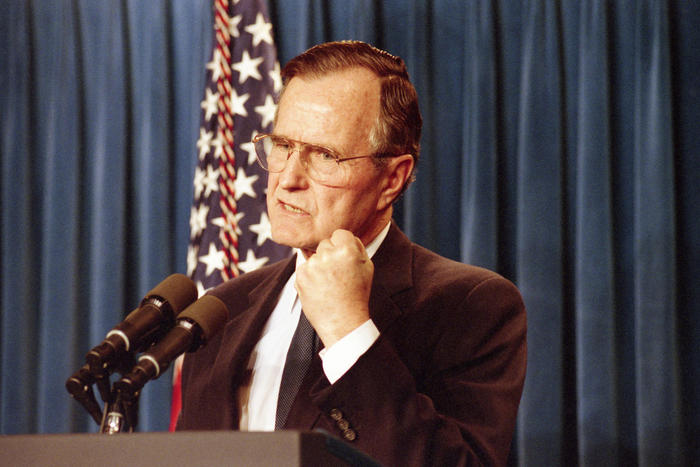 Predsednik George H. W. Bush na novinarski konferenci v novinarski sobi - Foto:Predsedniška knjižnica in muzej Georgea H.W. Busha Wikimedia / Javna domena