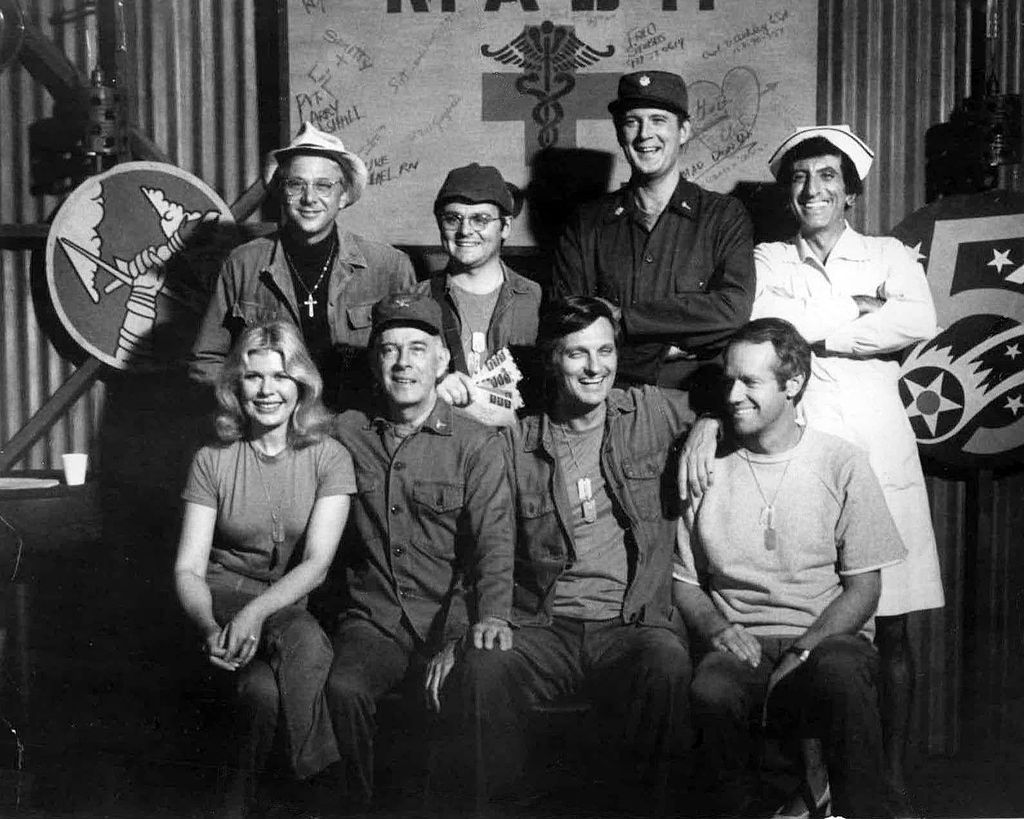Igralska zasedba serije M*A*S*H leta 1977 - Foto: CBS Television Wikimedia / Javna domena