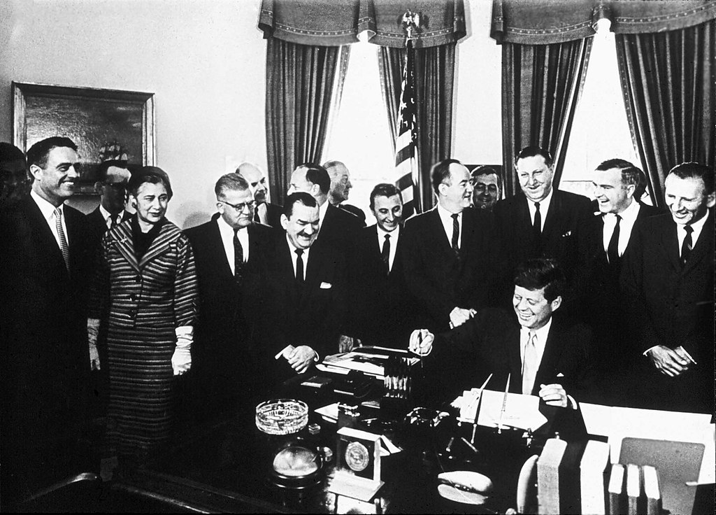 Sargent Shriver v Mirovnem korpusu - Foto: Peace Corps Wikimedia / Javna domena