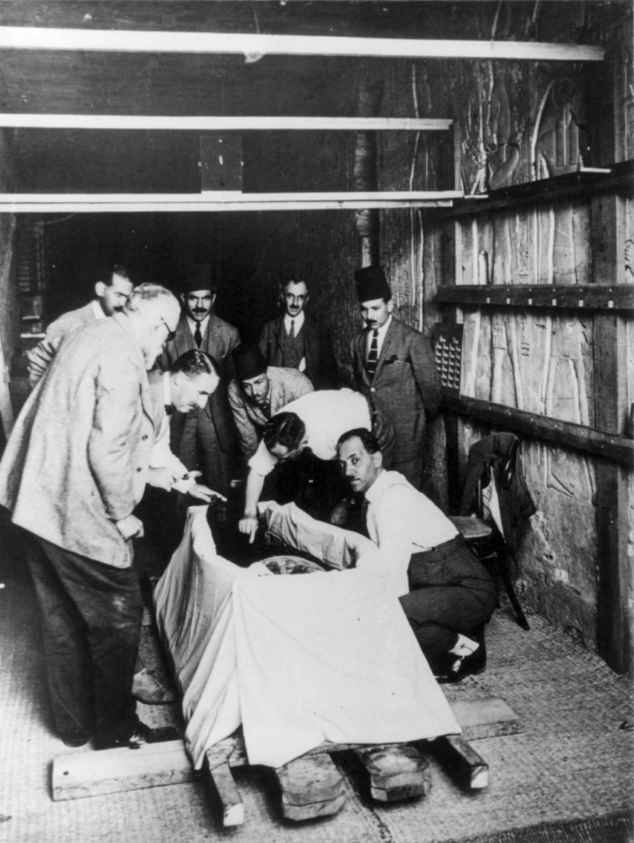 Howard Carter odpre Tutankamonovo mumijo - Foto: Wide World Wikimedia / Javna domena