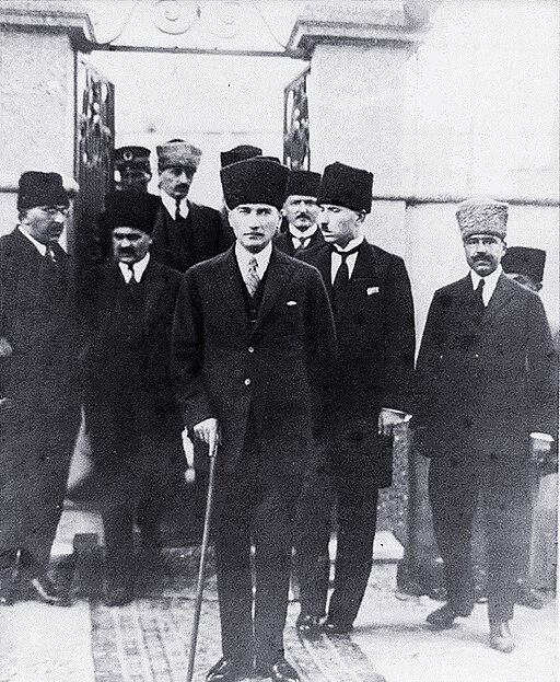  Mustafa Kemal zapušča dvorec Şahinzâde, 21. septembra 1924. - Foto: Wikimedia / Javna domena