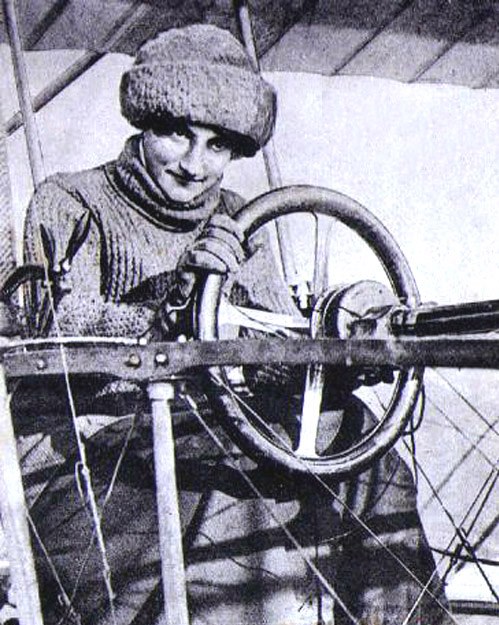 Baronica de Laroche pri krmilu biplana Voisin - Foto: Wikimedia / Javna domena