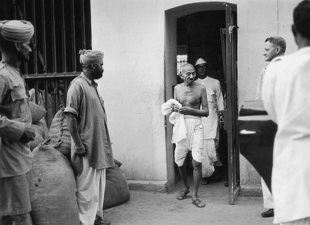 Mahatma Gandhi zapušča zapor v Kalkuti - Foto: Wikimedia / Javna domena