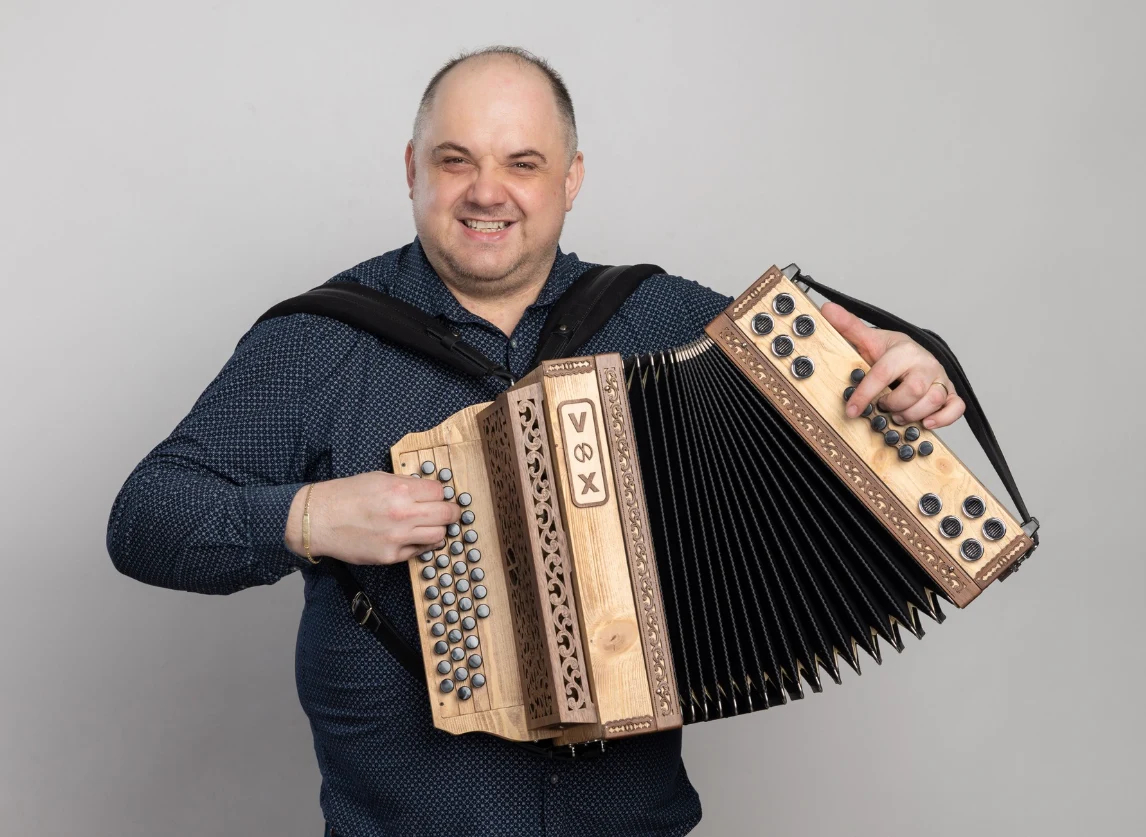 Kaj počne Rok iz Modrijanov na otroškem igrišču? Oboževalci: “Pazi noge, da ne padeš!”