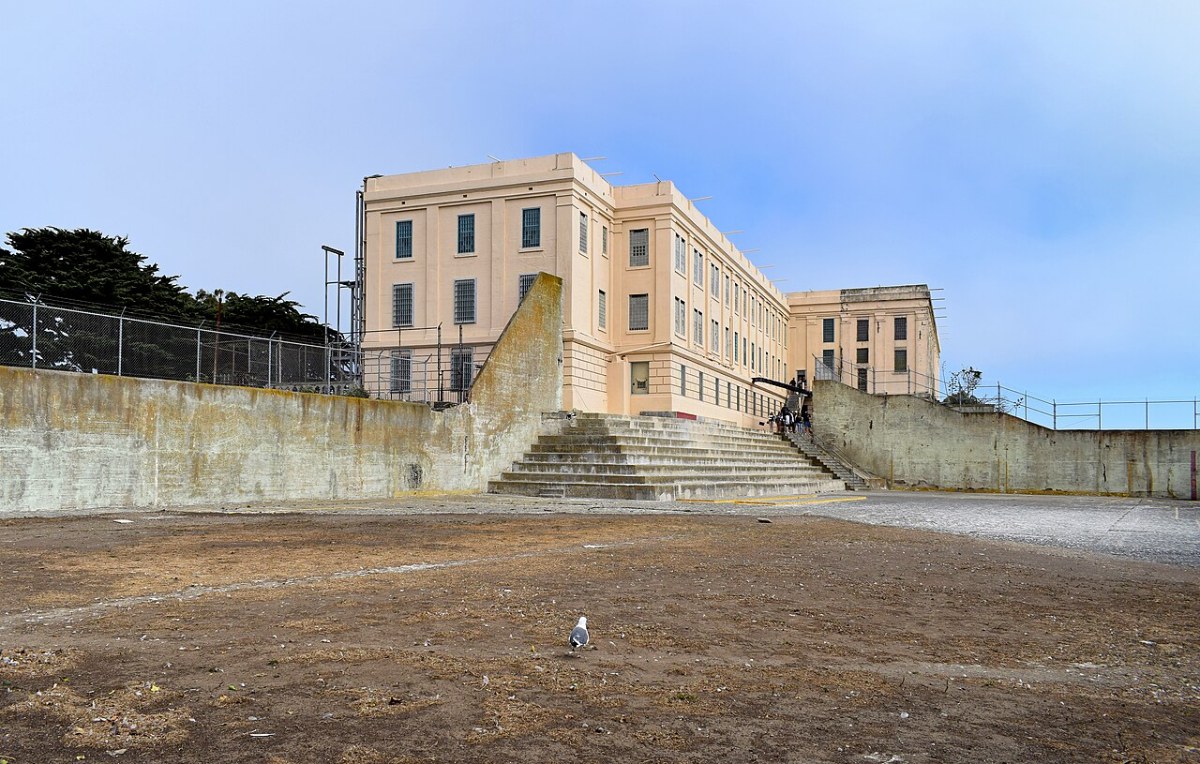 Rekreacijsko dvorišče zapora Alcatraz - Foto: Radomianin Wikimedia / Javna domena