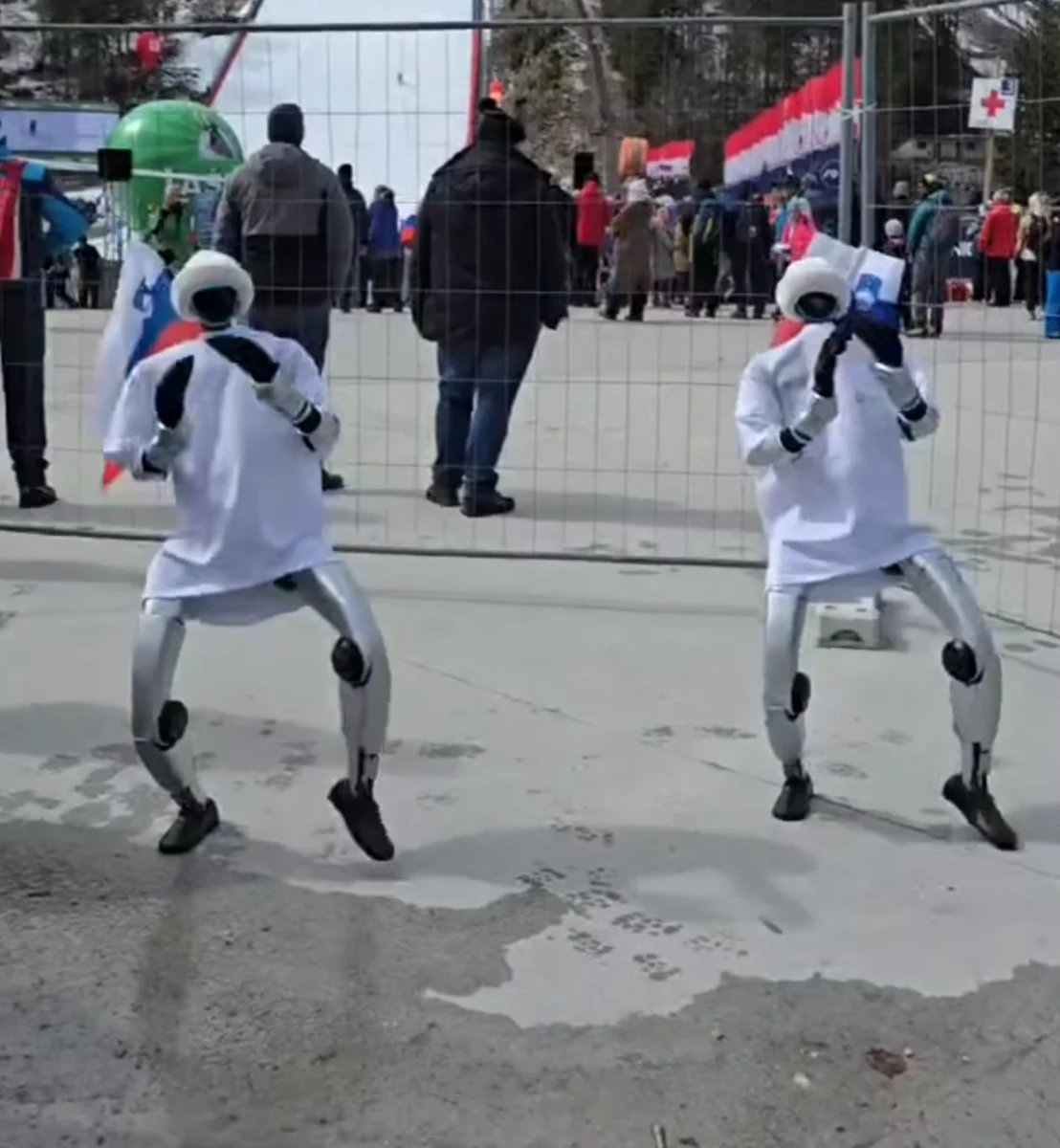 Neverjeten prizor v Planici: robota zaplesala in navdušila množico!