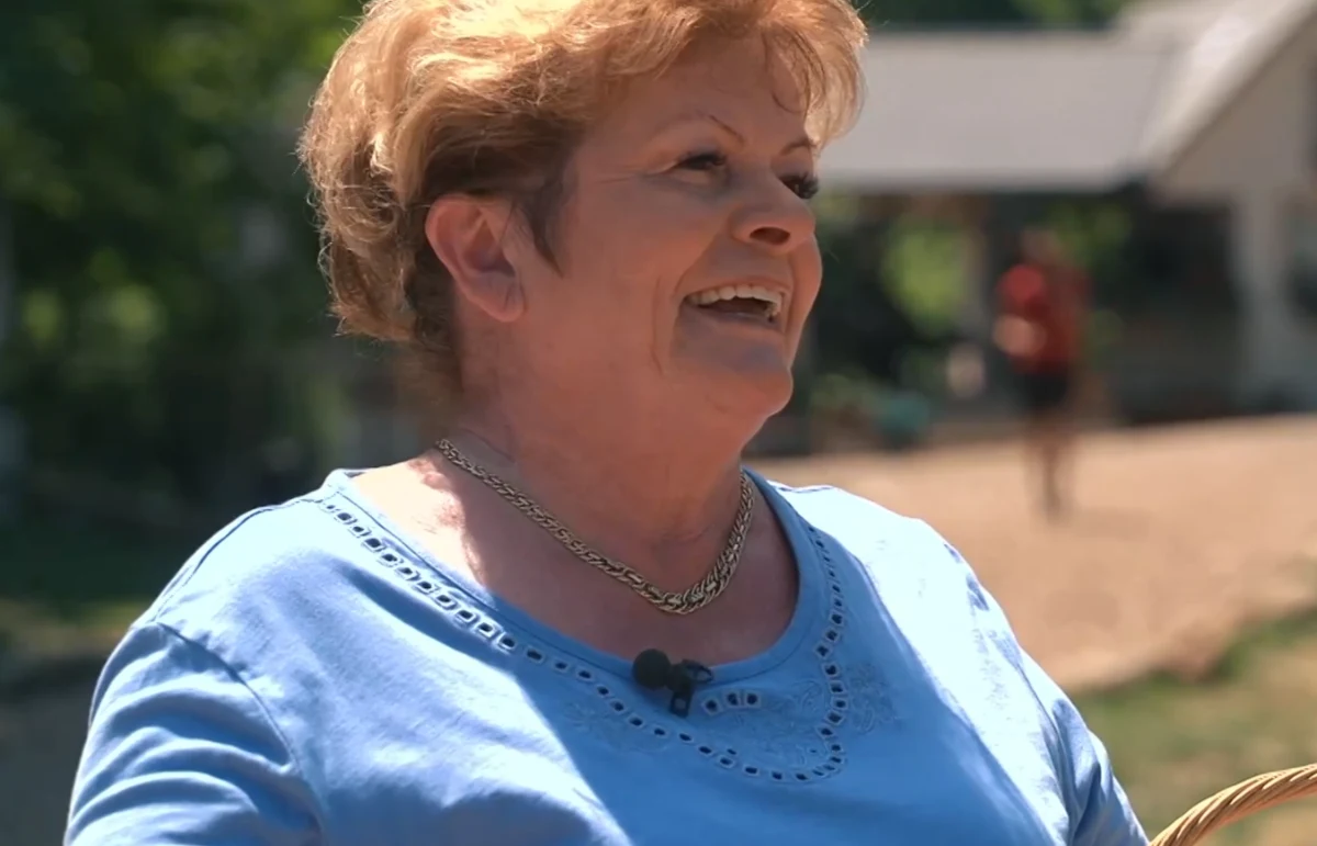 Težka tedenska naloga razkrita: seno, krmilnica… in opozorilo zaradi rož ter kokoši!