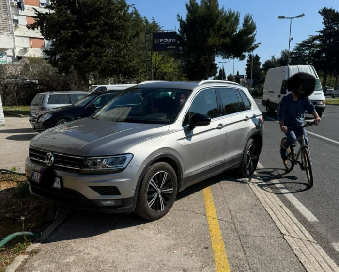 Prizor iz Dalmacije: “Kje je ostala človečnost?!” Parkirala na pločniku in mirno ignorirala mamo z vozičkom – splet eksplodiral