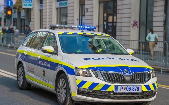 DRAMA NA CESTI: 7-mesečni dojenček v smrtni nevarnosti – to, kar so naredili policisti ganilo celo Slovenijo!