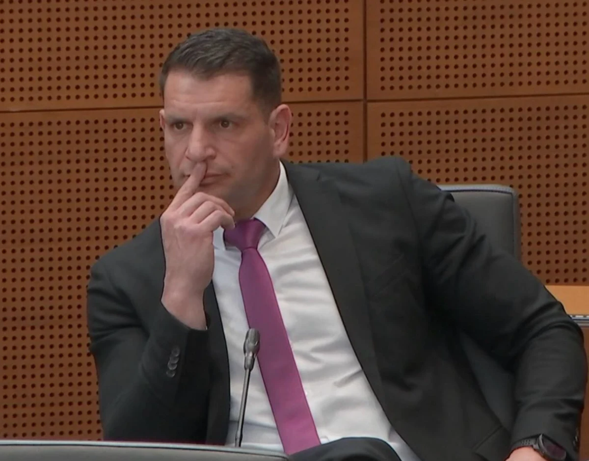 Poglejte kaj je novi predsednik državnega zbora Stevanović ravnokar dal v usta sredi parlamenta?! Posnetek nasmejal (in zmedel) Slovenijo