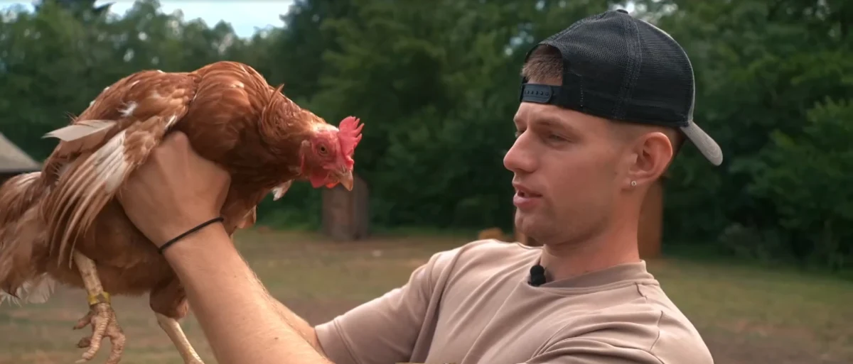 Šok na Kmetiji: Juš noč preživi med kokošmi, Ema in Aleksandra v Kajži – pred odločilnim dvobojem napetost narašča