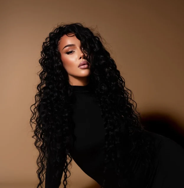 LJUBOSUMNA NA KAJO?!? Najprej shujšala, zdaj si je omislila še tole... – Je to sporočilo Karlu?