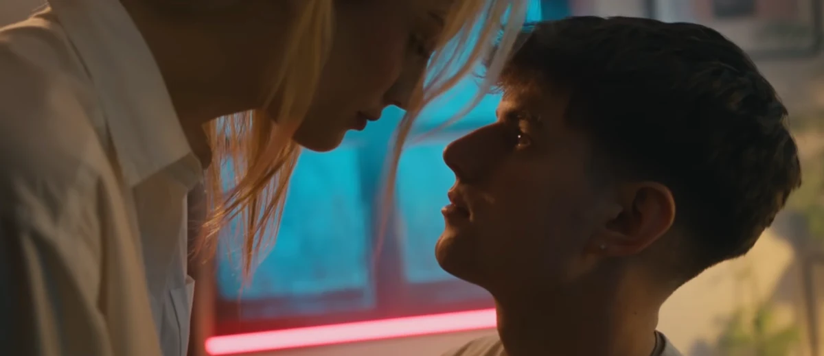 Juš iz Kmetije v novi vlogi: ob znanem pevcu in z dekletom pred kamerami