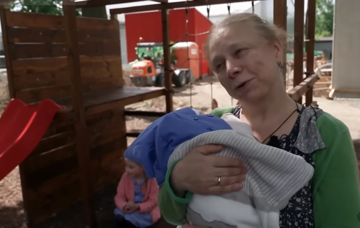 RODILA PRI 66! Svet v šoku: deseti otrok in življenje, ki ruši vsa pravila!