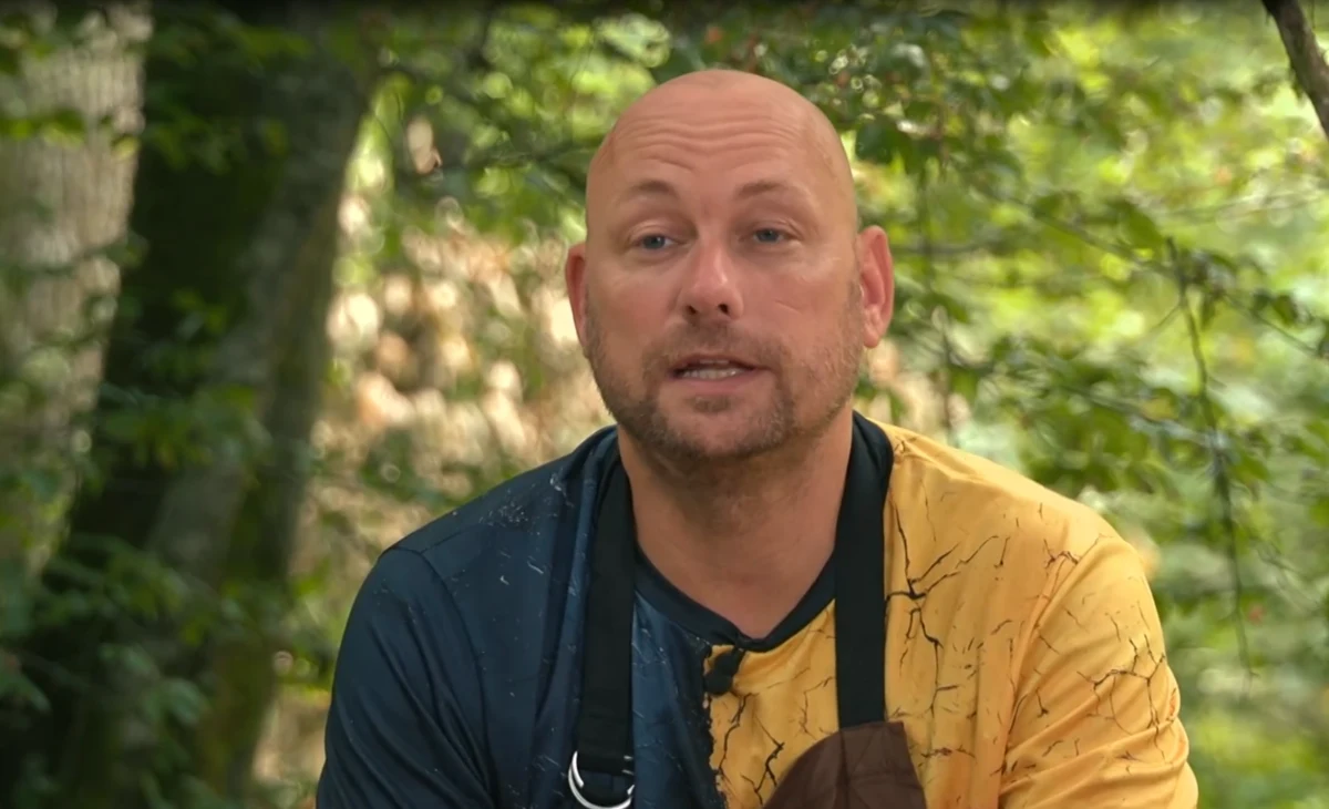 Poglejte, kaj je naredil Dejan! Prosil za usmiljenje – Odziv sotekmovalcev vas bo šokiral!