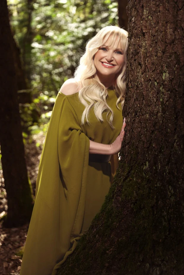 POGLEJTE TO! Nuša Derenda v rdečem je (spet) lepa kot BOGINJA – fotografije z Ljubljanskih streh navdušile vse!