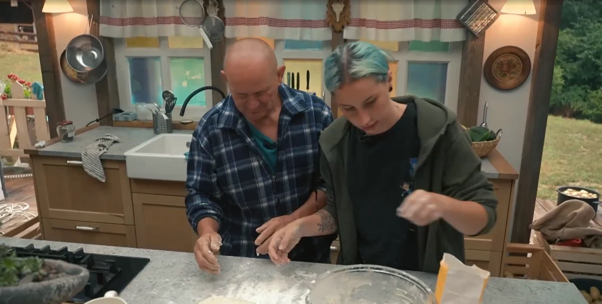 KAJ SE DOGAJA? Franc zapustil igro taktike in se podal k Alenki!