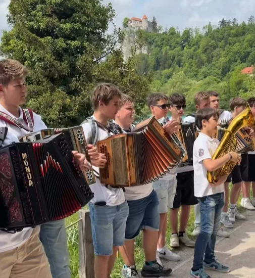 O TEM SE BO ŠE DOLGO GOVORILO: Bled je odmeval kot še nikoli: poglejte prizor, ki je navdušil celo Slovenijo!