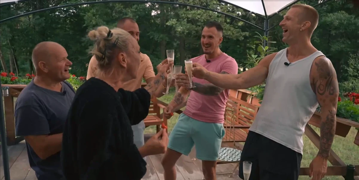 ŠOKANTNO slovo na Kmetiji! Jan ostal brez besed, ko je v postelji našel tole od Juša