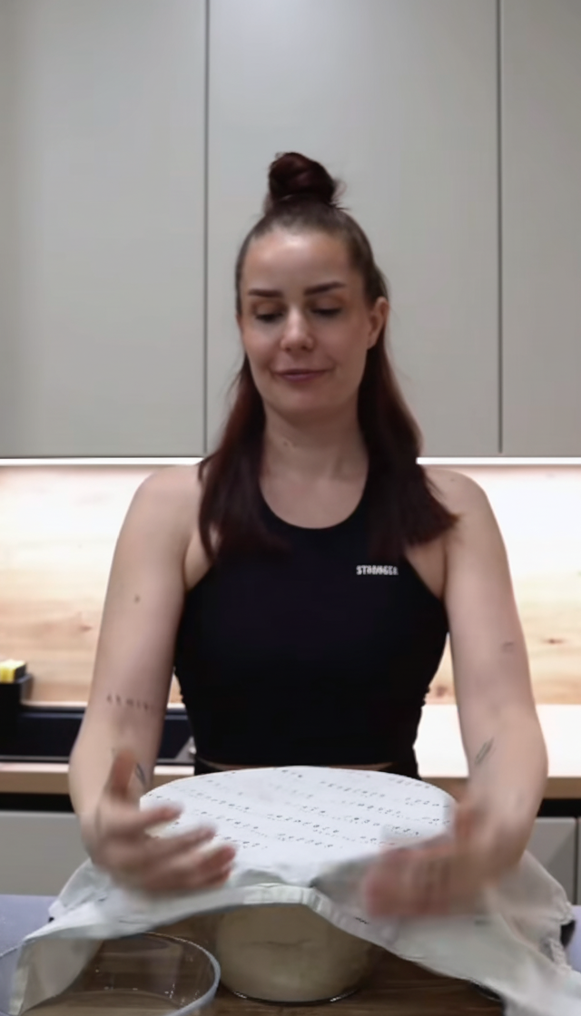 Nika Krmec spekla drožni kruh: Ko boste videli, kako preprosto je, boste šli takoj po moko