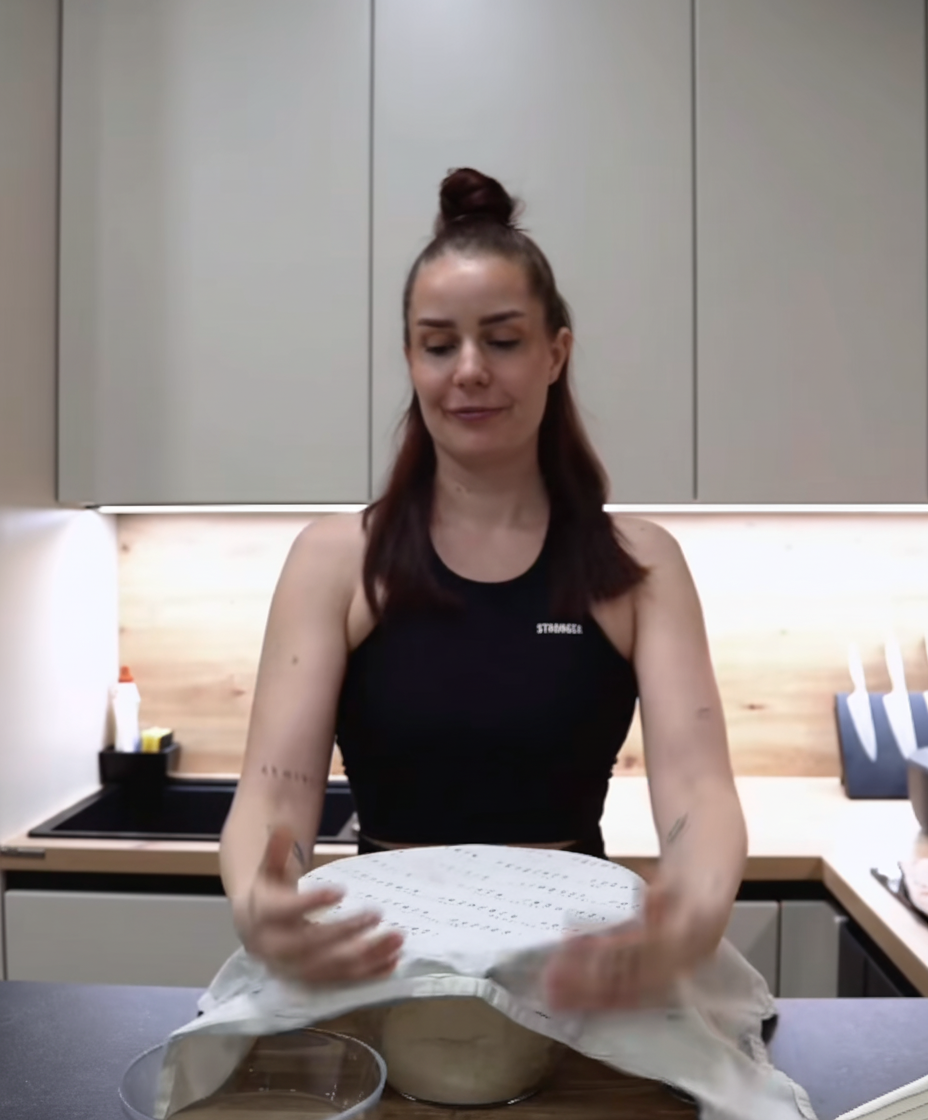 Nika Krmec z drožnim kruhom (TikTok/Nika Krmec, posnetek zaslona)