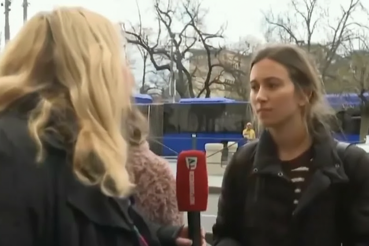 Študentka odgovarja novinarki