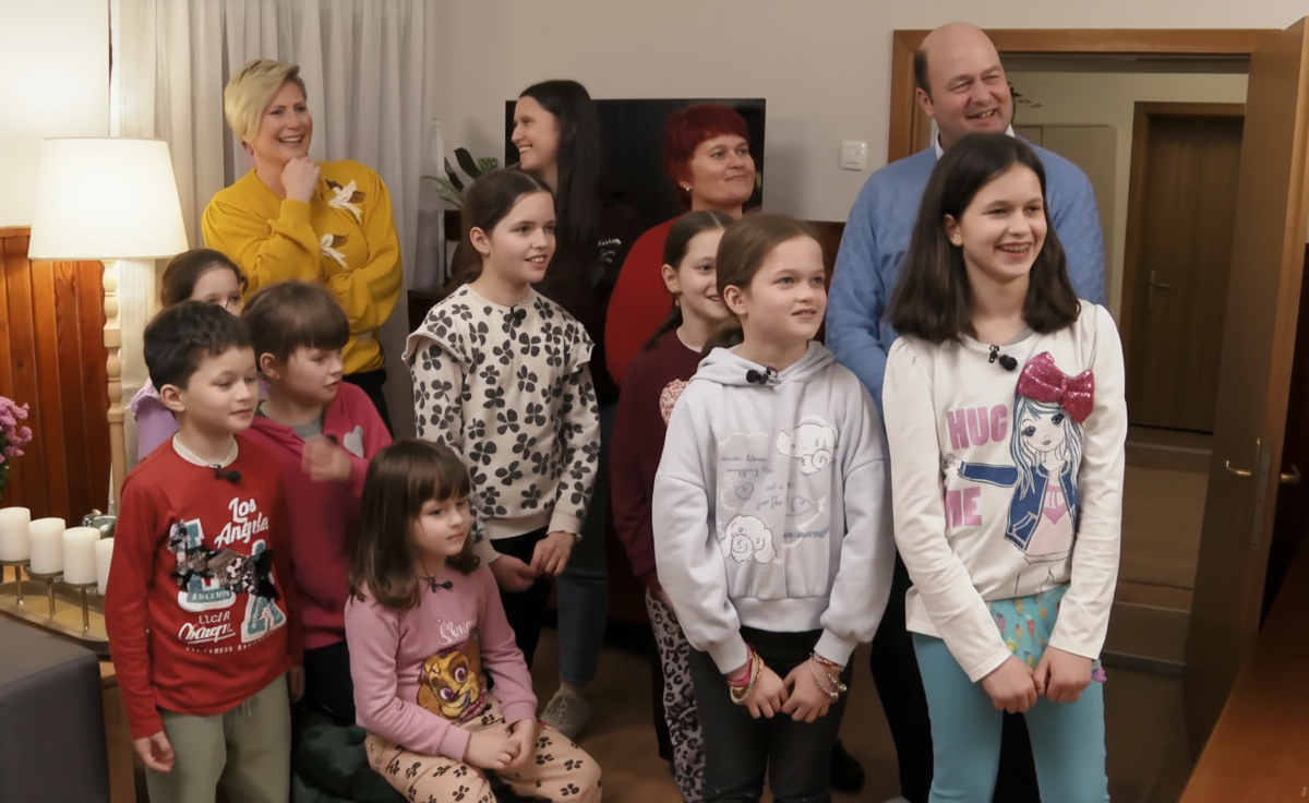 Družina Majdič skupaj z Ano Praznik ob razkritju prenovljenega doma