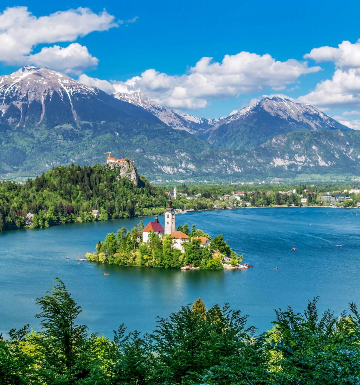 Pogled na Blejsko jezero s Poti ljubezni - Foto: Freepik