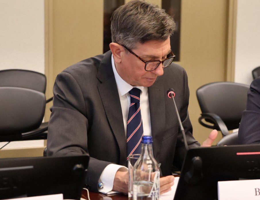 Borut Pahor pred mikrofonom - Foto: Facebook/Borut Pahor