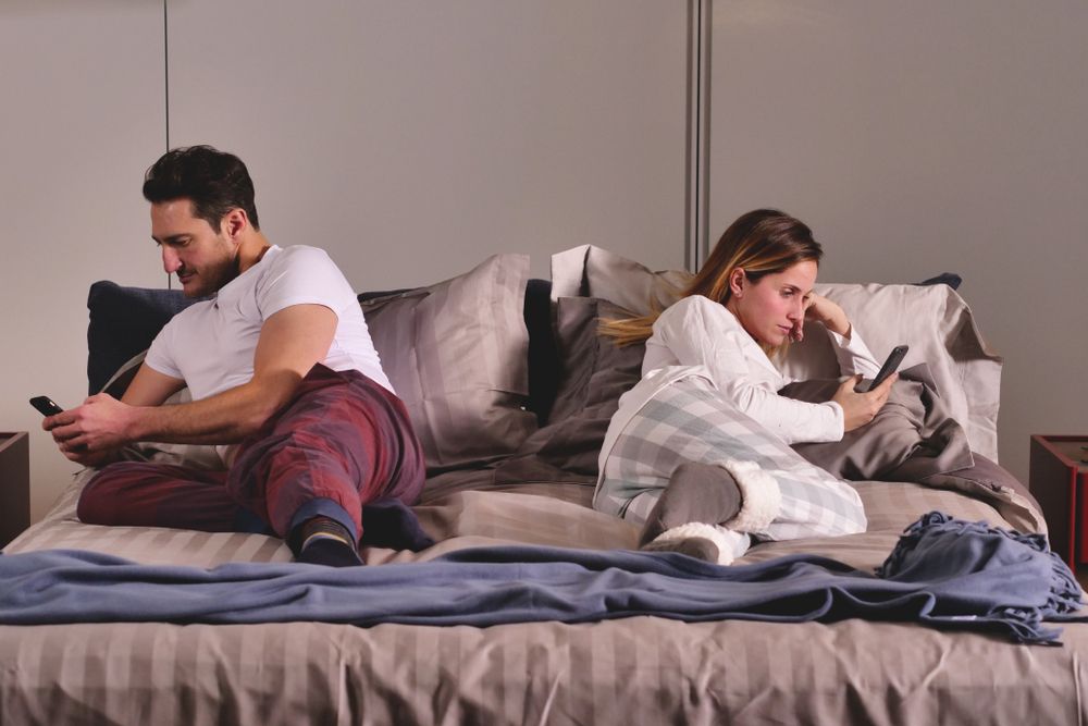 Fizično skupaj, a brez dejanske povezave - Foto: Shutterstock