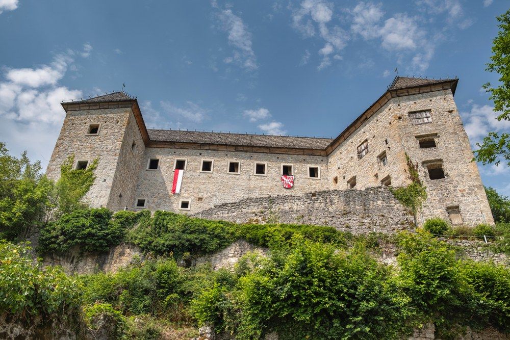 Grad Kostel nad dolino reke Kolpe - Foto Shutterstock