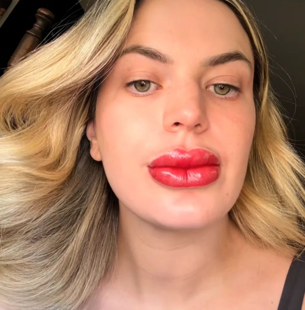 Otekle ustnice po lip blushingu v viralnem TikTok videu - Foto: Tiktok