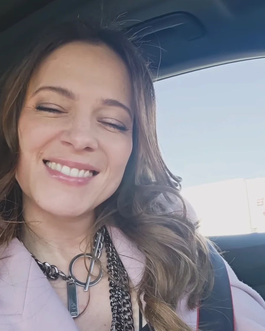 Nina Pušlar pokaže ključe z obeski, ki jih je prejela od oboževalcev na koncertih - Foto: Instagram/Nina Pušlar