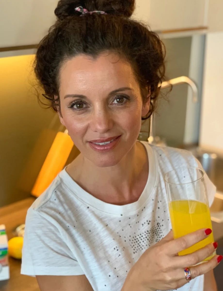 Metka Albreht z družino v dvigalu v Ljubljani - Foto: Facebook/Metka Albreht