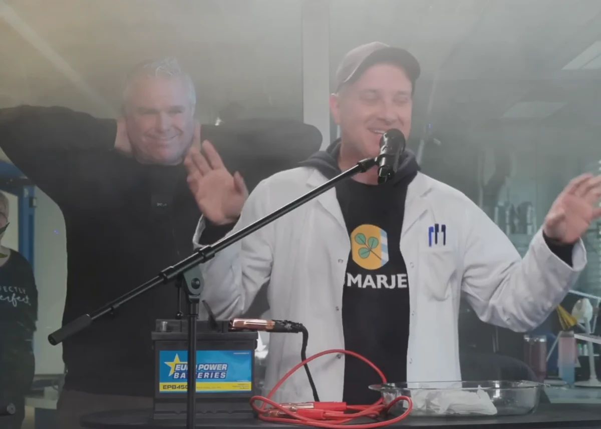 Miha Deželak v studiu povzroči smešen spodrsljaj - Foto: Facebook/Miha Deželak 