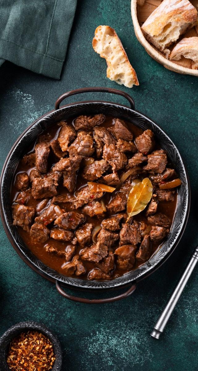 Recept, ki nikoli ne razočara: domači golaž po babičinem receptu