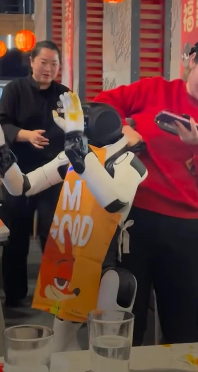 ŠOK V KITAJSKI RESTAVRACIJI: robot “ponorel” med gosti – ustaviti so ga morali kar zaposleni!