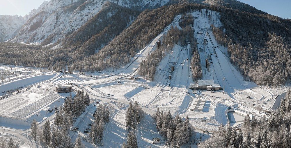 Skakalci in ekipe urejajo teren pred Planico 2026 - Foto: Shutterstock