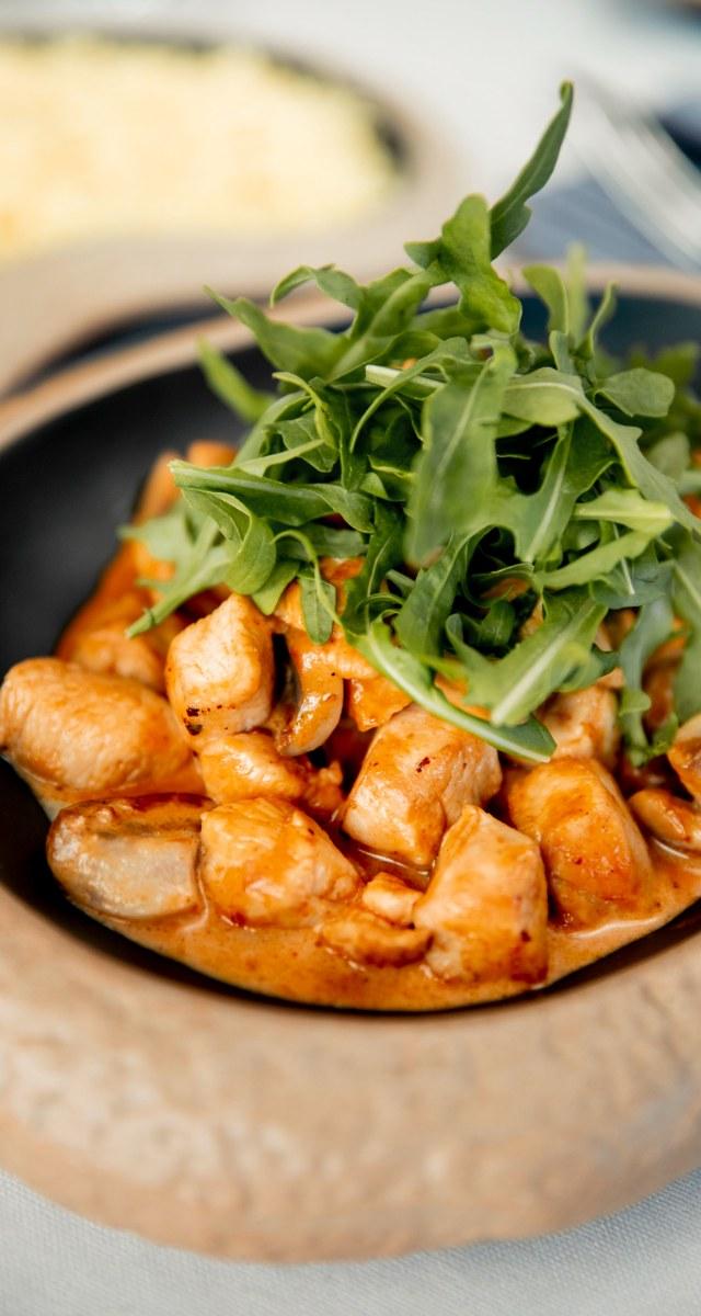 Ta piščanec v medeno-česnovi omaki navdušuje – pripravljen pa je v samo 25 minutah!