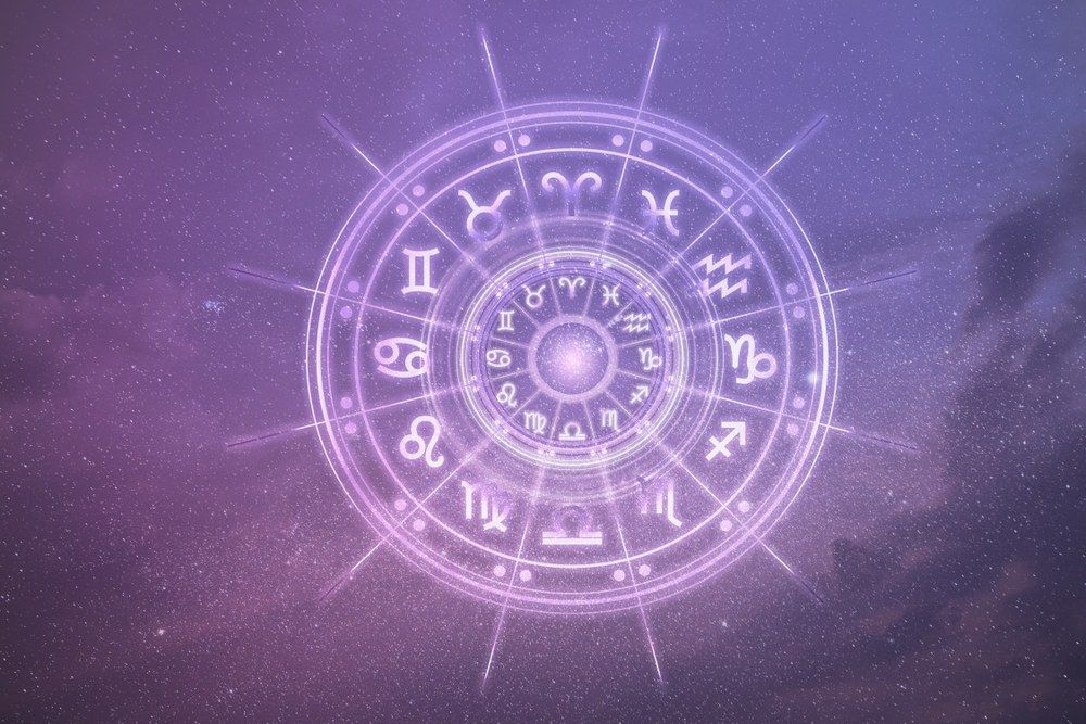 Nepričakovane spremembe horoskop bik strelec rak kozmično ozadje - Ilustrativna slika - Foto Shutterstock