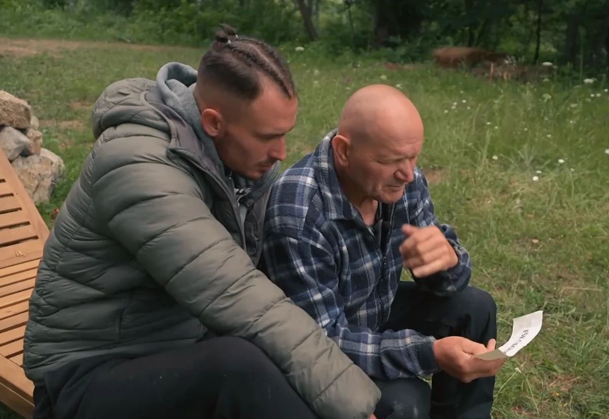 Tekmovalci sprašujejo Franca in Žana o nalogi - Foto: Voyo/Zaslonski posnetek