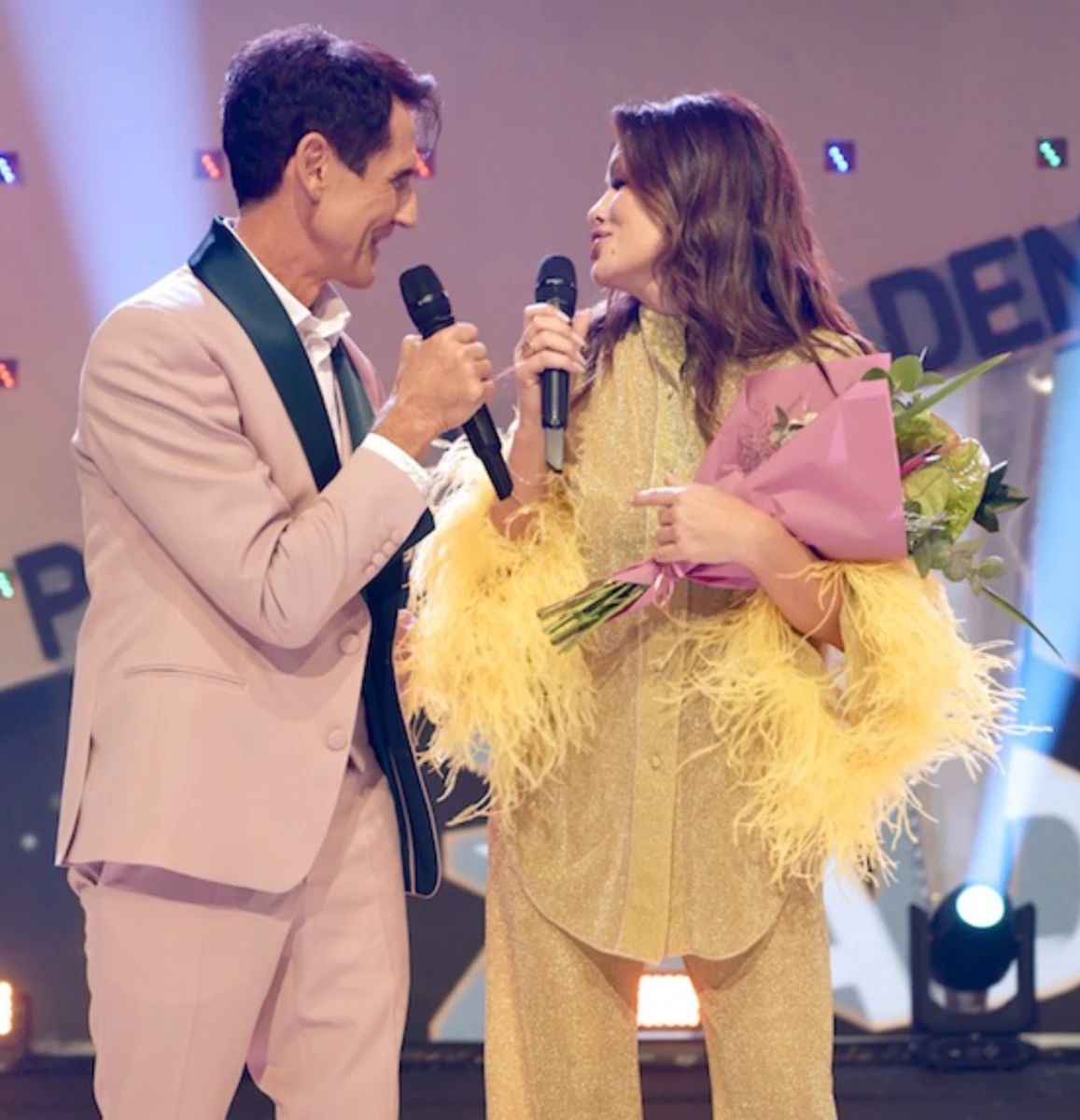 Stojan Auer govori v televizijski oddaji