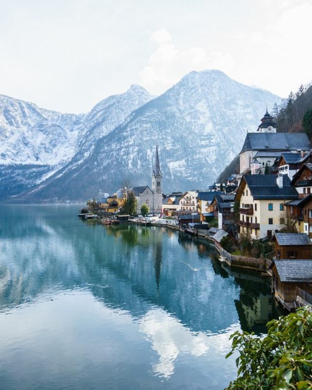 Pravljična vasica v Avstriji, ki spominja na Bled – a ima svojo čisto posebno dušo