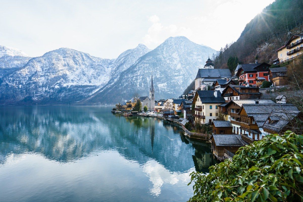 Hallstatt ob jezeru z alpskimi vrhovi v ozadju